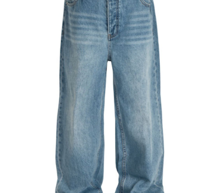 14046d5c-540e-4547-972d-255a0f3dfcab-Max