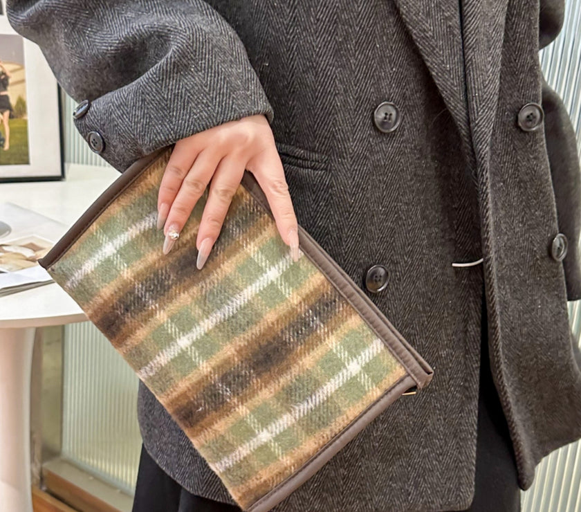 Contrast Plaid Clutch with Zipper