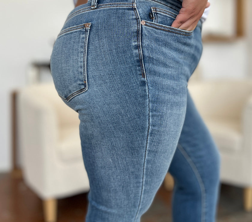 Judy Blue Full Size Mid-Rise Waist Straight Jeans