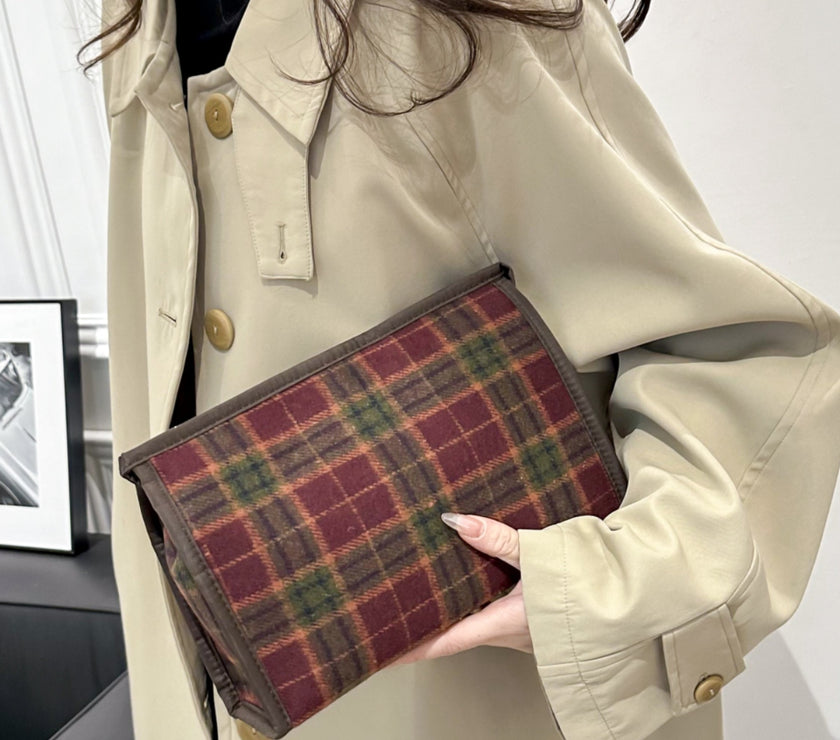 Contrast Plaid Clutch with Zipper