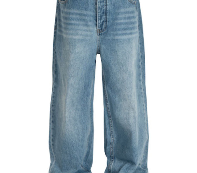 bfa1b410-a5c3-42fe-ae5e-fb74e25e5595-Max