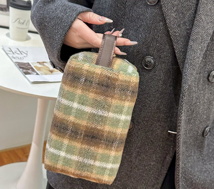 Contrast Plaid Clutch with Zipper