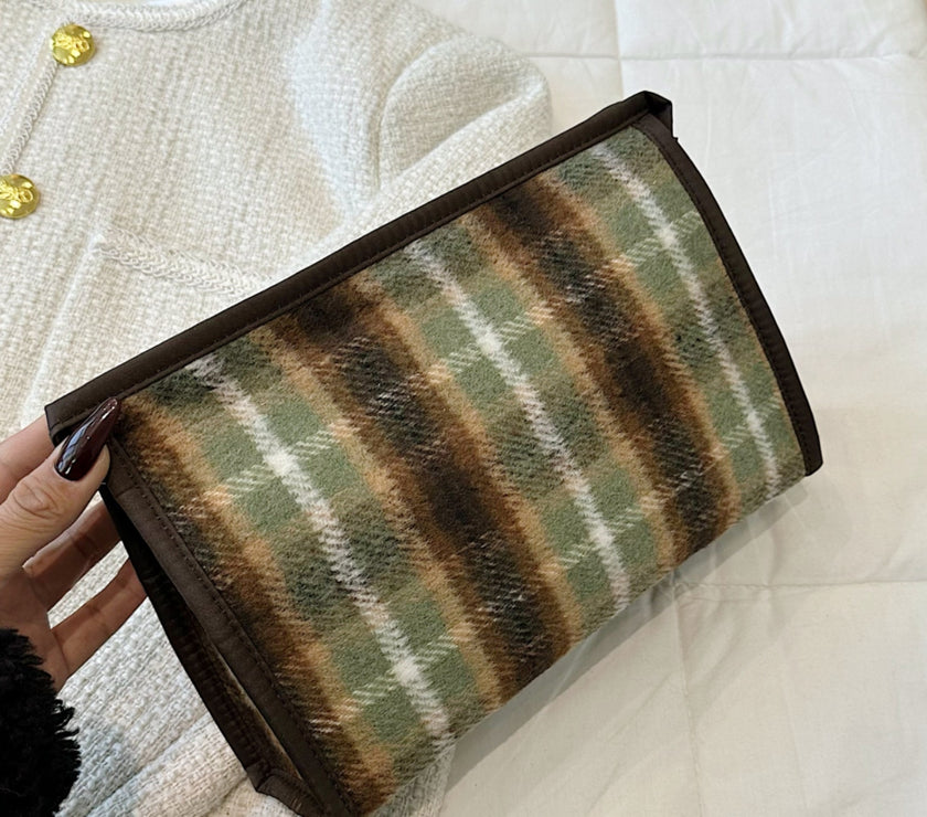 Contrast Plaid Clutch with Zipper